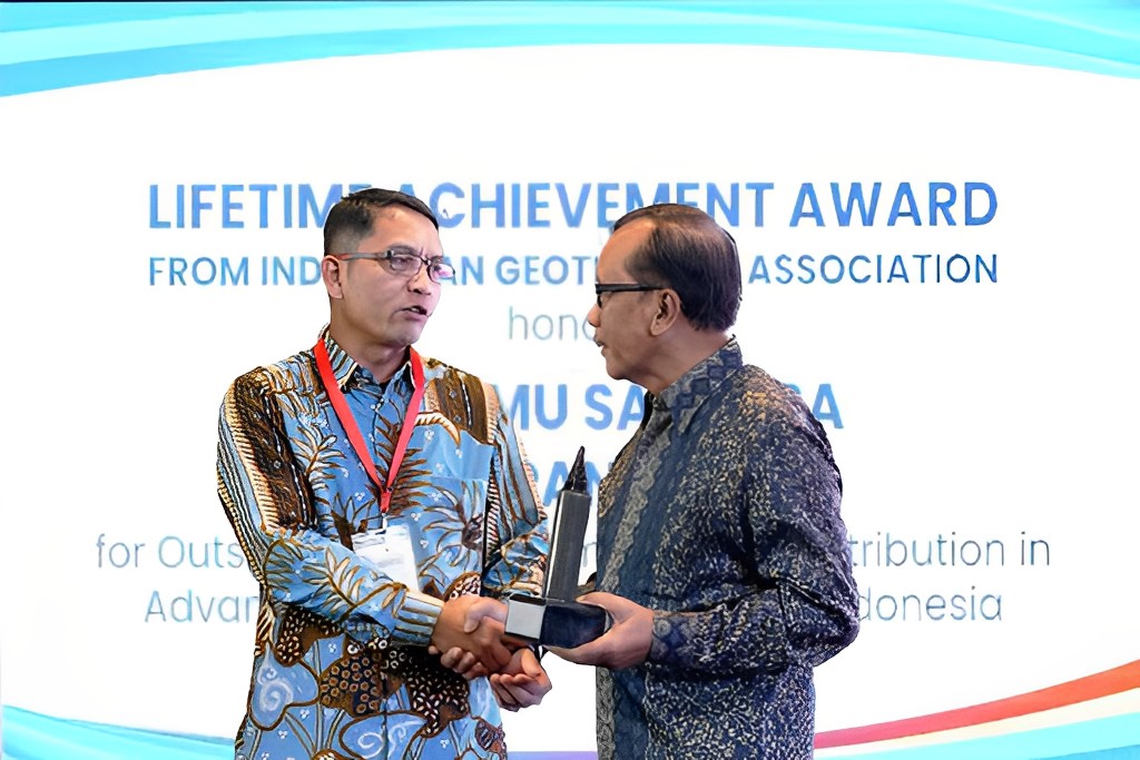 Supreme Energy Chairman and Founder Supramu Santosa wins API-INAGA Lifetime Achievement Award